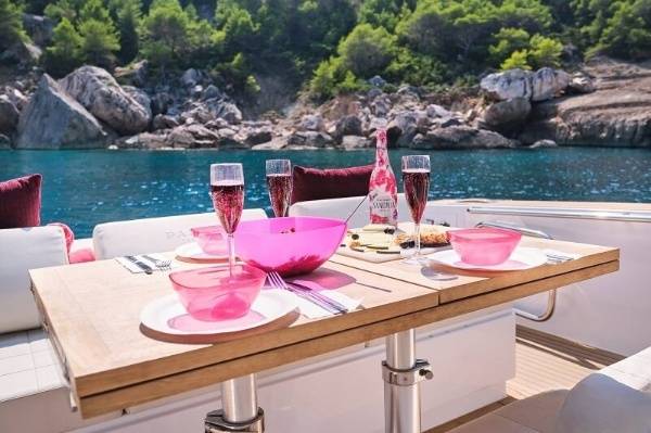 cata de bebida y alimentos en barco por la costa de granada