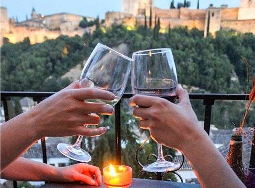 Cata de vino, cerveza y tapas en un mirador con vistas de 360º